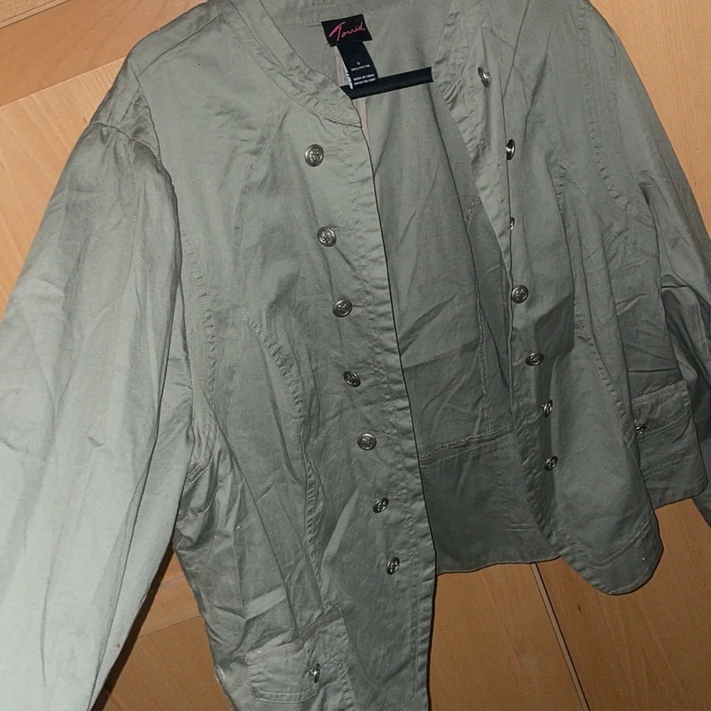Green button down - Picture 2 of 8